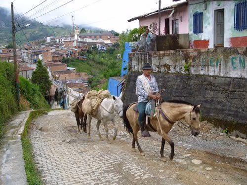 Reiter in einer Gasse von Angelópolis