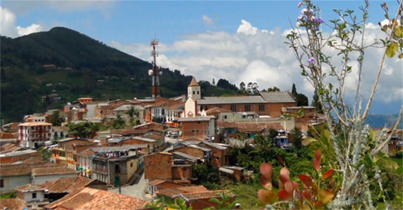 Dächer und Kirche von Angelópolis