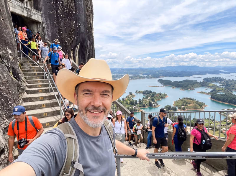 Oliver auf der Treppe des Peñol, im Hintergrund die Seen von Guatapé