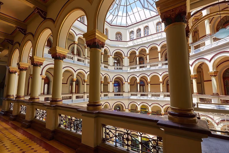 Innenhof des Palacio Nacional im Zentrum von Medellín